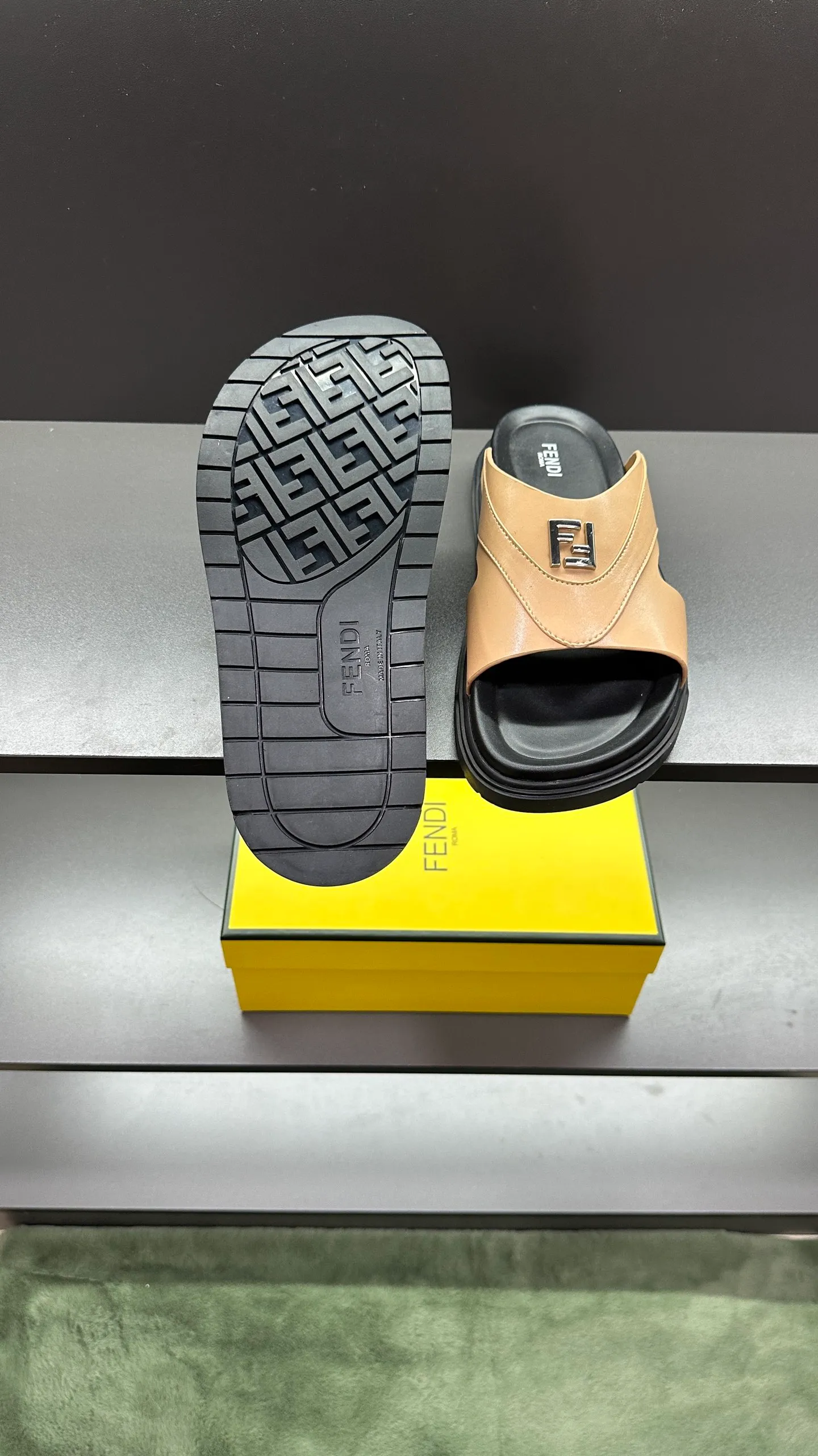 P300 [Fendi Slippers] High-end men's shoes brand, official website 1:1 latest masterpiece: original mold customization, fabrics made of imported original materials, upgraded outsole, lighter and non-slip. The market's top quality, simple yet tasteful, a must-have for fashionistas, fashionable at your feet, full of confidence, the same style at the counter 👍The season of summer slippers is here. Code: 38-45, 46 order